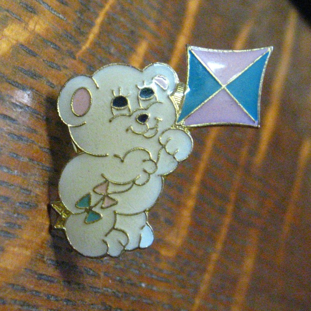 🐻 Cuddly Teddy Bear Flying Kite Vintage Lapel Pin